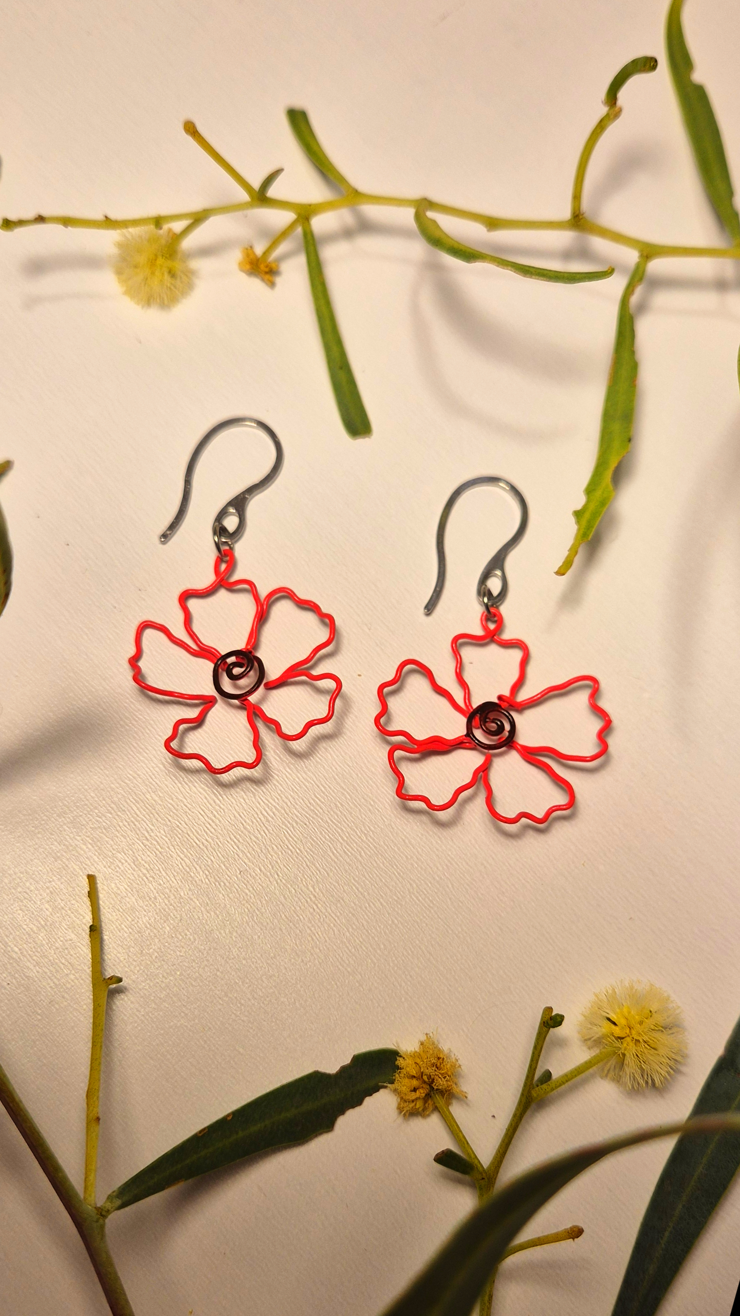 Wire Hibiscus Flower Earrings (red)